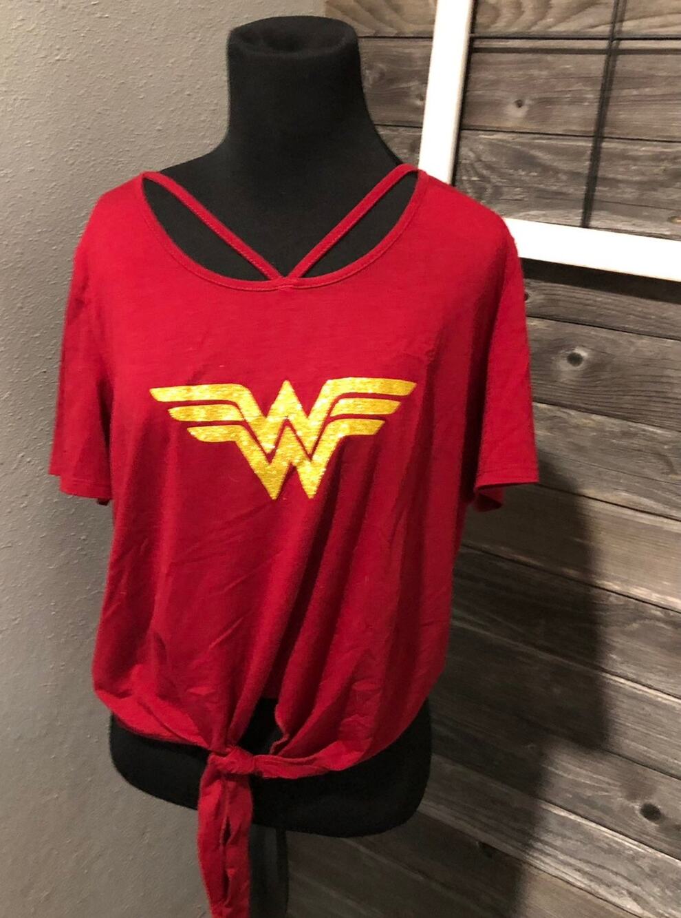Wonder Woman crop top burgundy shirt size medium - Picture 1 of 3
